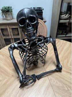 Light-Up Skeleton Bust – 20” Halloween Decor