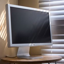 Apple Cinema Display 20” – Excellent Condition, Complete Setup