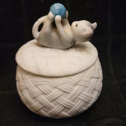 Vtg Fine Bisque Porcelain Trinket Box Round with Kitten & Yarn Napcoware 3.5"