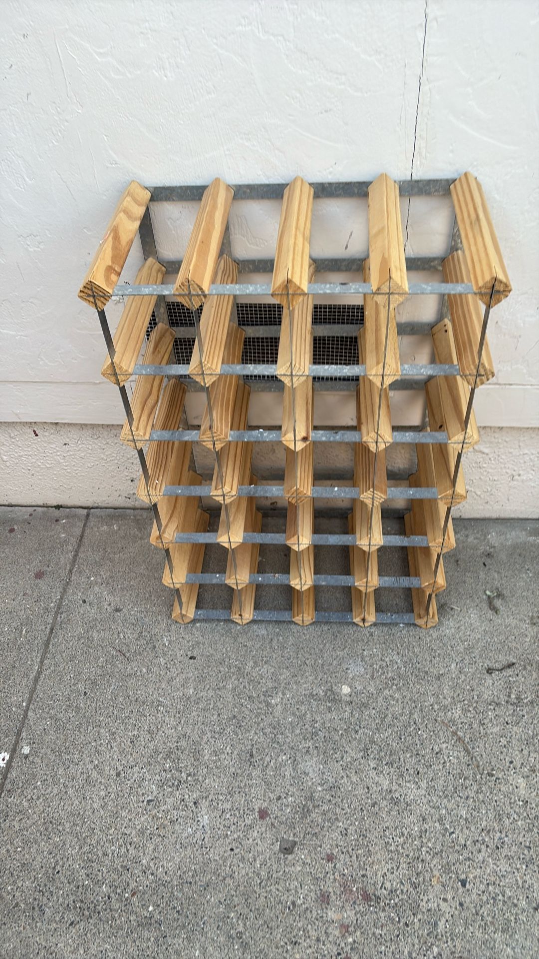 30 Bottles Wine Rack And 500 Chips And Dices