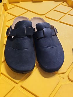 Lady's  size 8 like new  $20