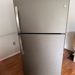 GE Refrigerator 