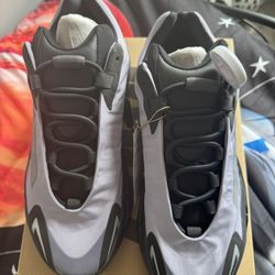 Yeezy boost MNVN Geode 700 Size 11.5