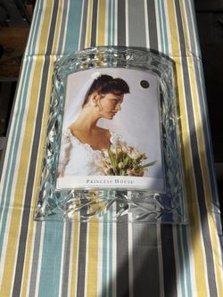 Princess House Curved Crystal Photo Frame – Etched Leaf Design – Elegant 5x7 Display