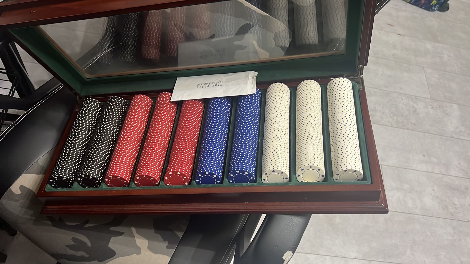 Poker chips with case