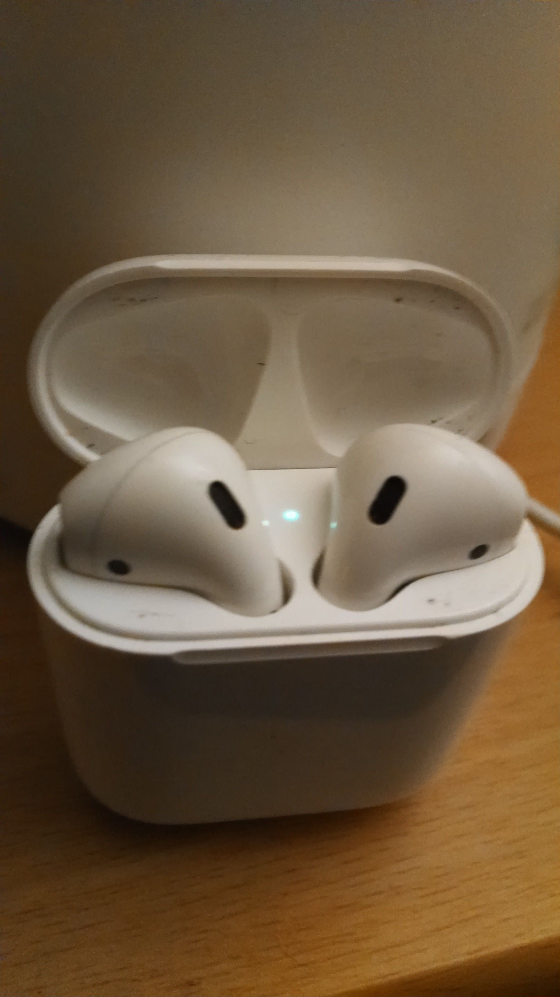 Apple Airpods 1st Gen really good condition with case and ill deliver!