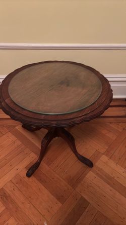 Vintage Chippendale style mahogany pie crust accent table