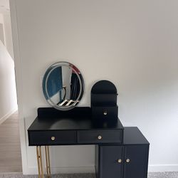 Vanity /Makeup Table With Storage