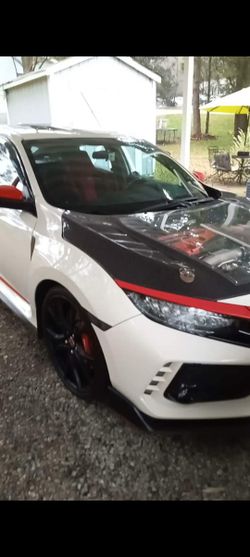 Hood For Honda Civic 2017 And 2020 Is Carbon Fiber And Clear You See The Motor