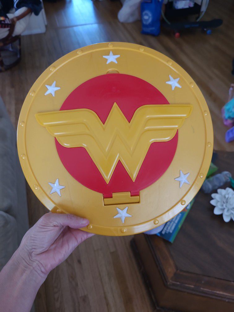 Wonder Woman Shield w/shooting Discs