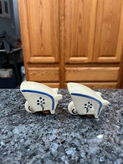 Vintage Ceramic 1950’s Shawnee Wheelbarrow Pair of Salt And Pepper Shakers.  Size approximately 2 inches tall.  Preowned with cork stoppers.  The stop