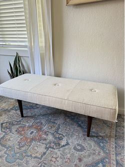 Upholstered button turfed top bench