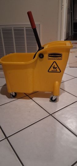Like new Rubbermaid Commercial Grade Bucket & Squeegee  retails $85 floor mop janitorial home office