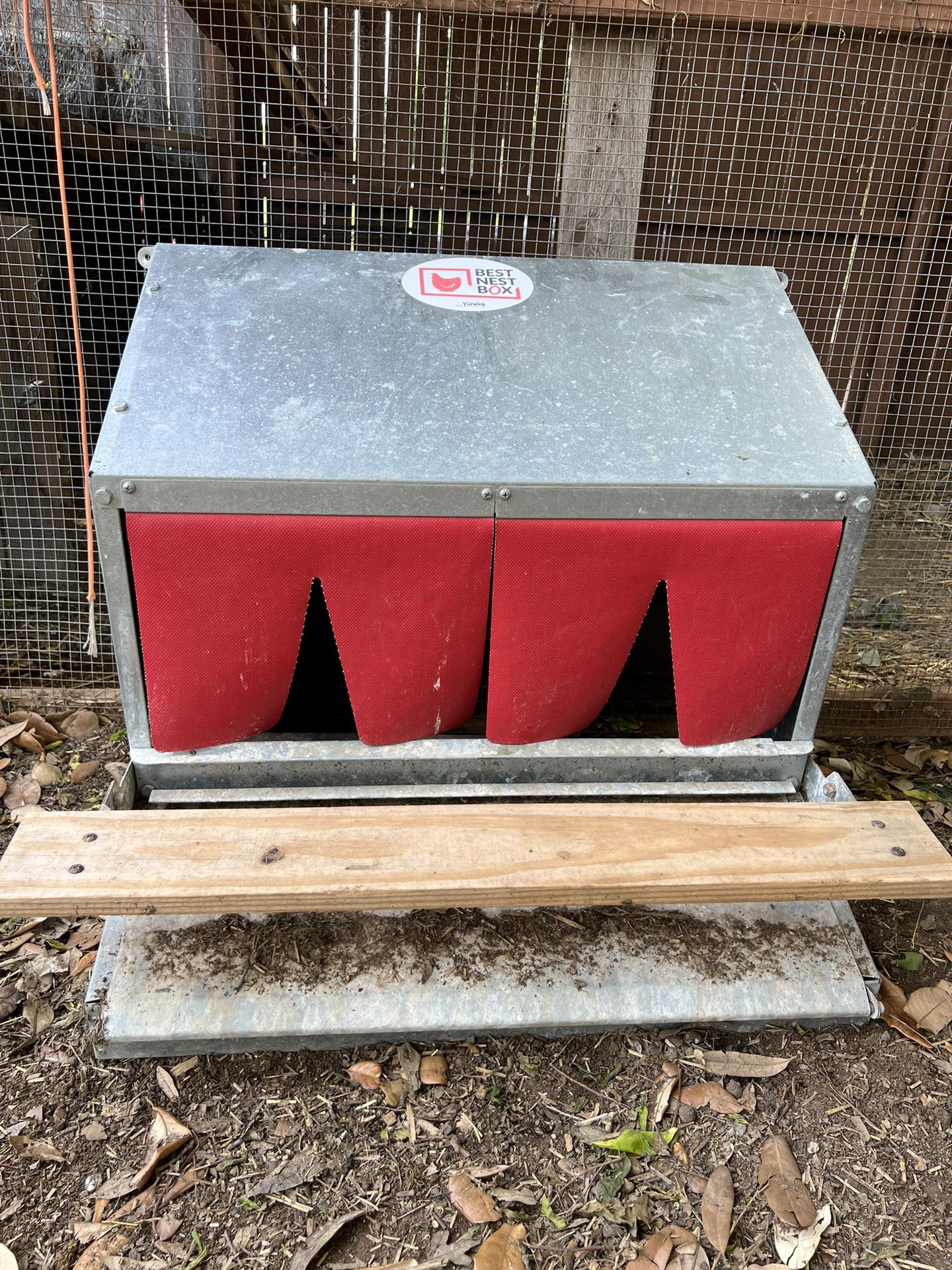 Reversible Rollaway Nesting Box For Chickens