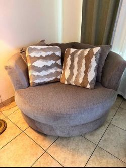 Swivel Round Sofa Chair!