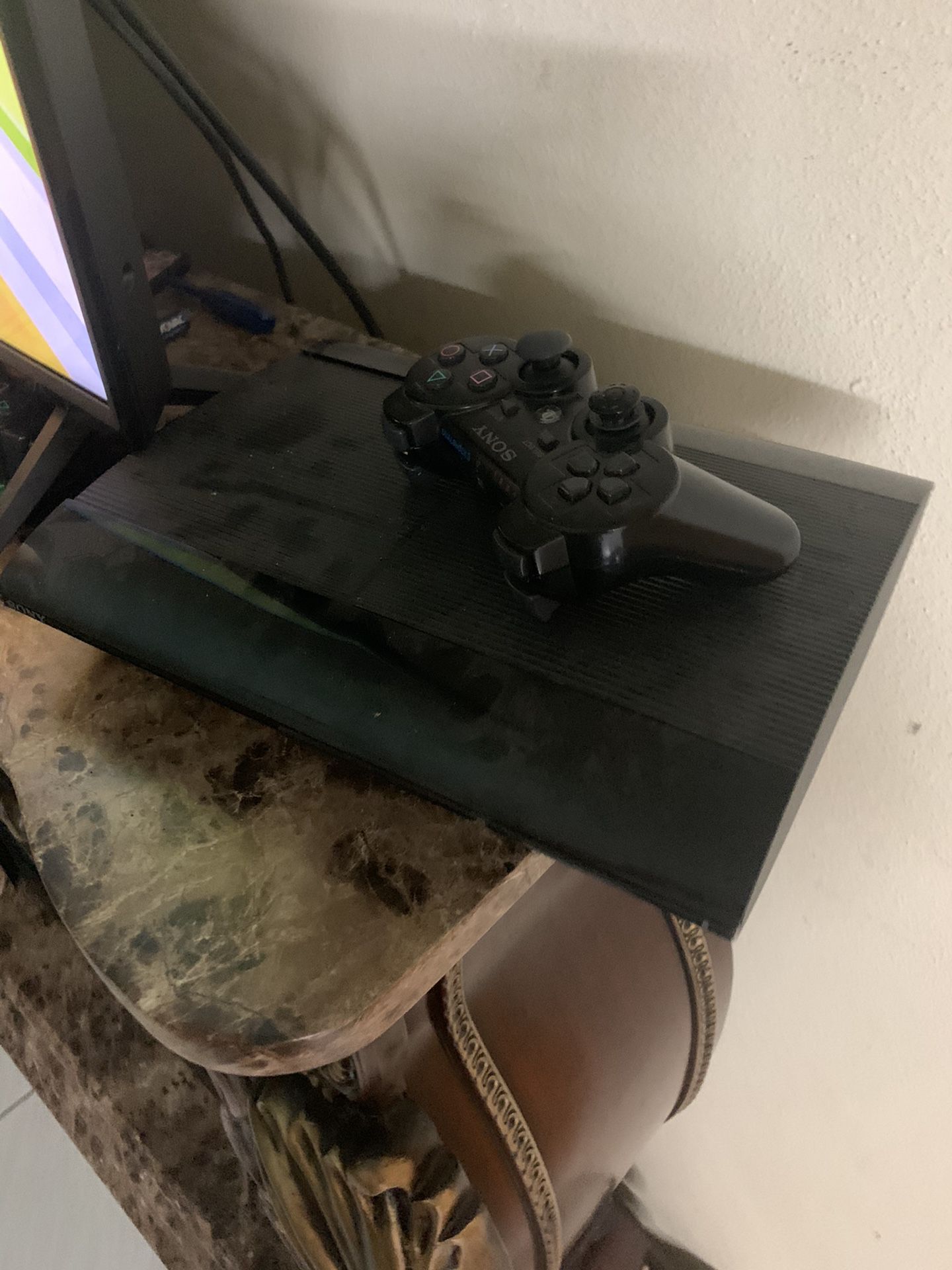 Ps3 with 3 controllers and 2 games.