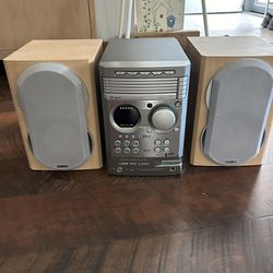 5 disc CD player and two speakers. Excellent condition. 