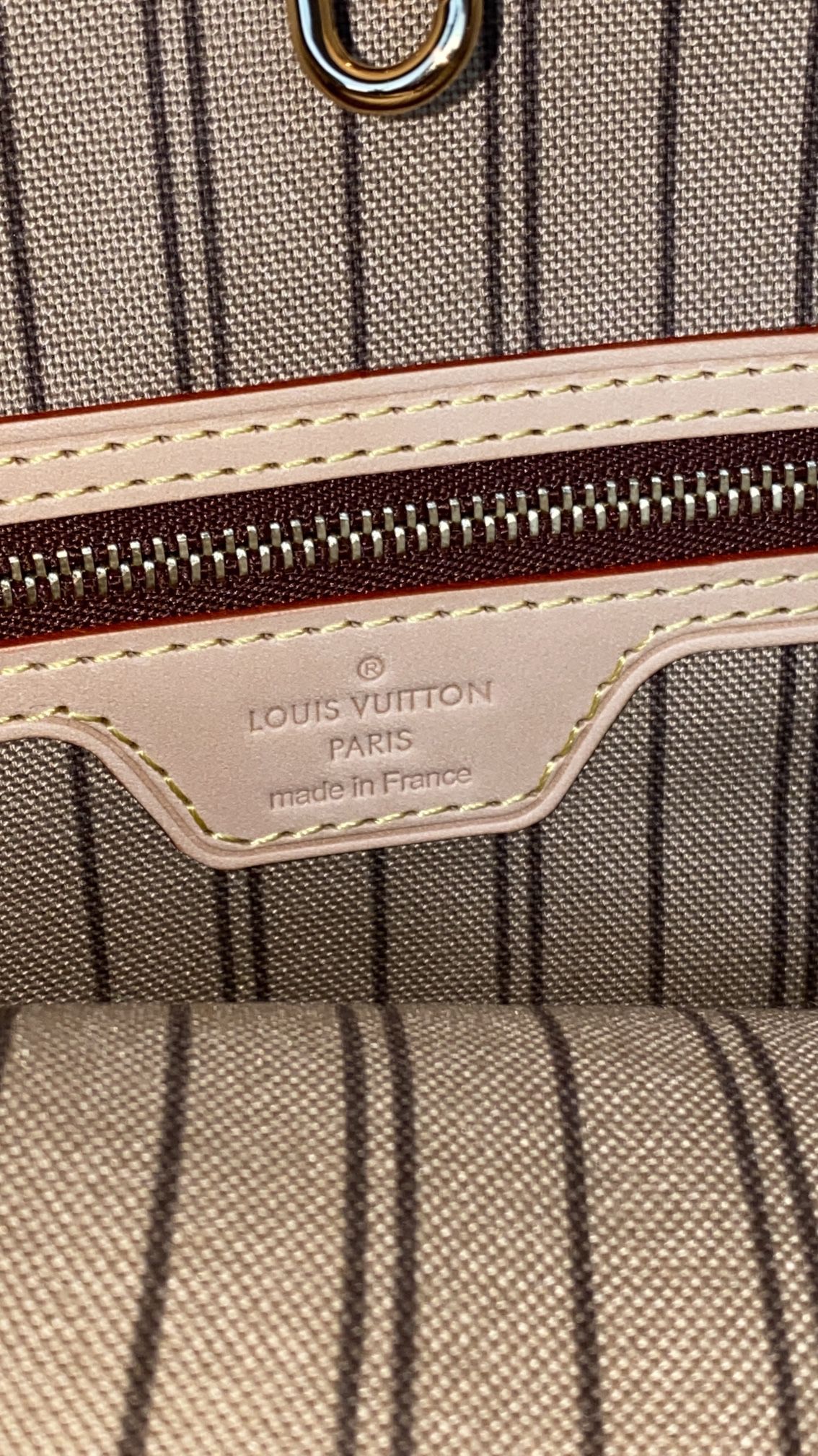 RARE LOUIS VUITTON Deauville Monogram Tuffetage Bag (Collection Prefall)  for Sale in Los Angeles, CA - OfferUp