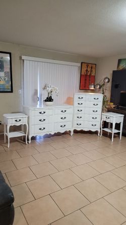 BEAUTIFUL FRENCH PROVINCIAL BEDROOM SET FOR SALE! IN EXCELLENT CONDITION,  HIGH QUALITY,  DELIVERY AVAILABLE