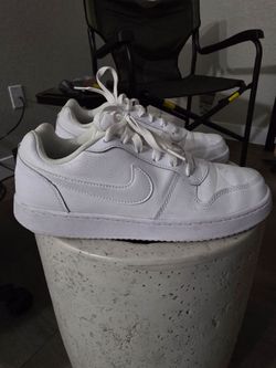 Women's White Nike Shoes (size 9)