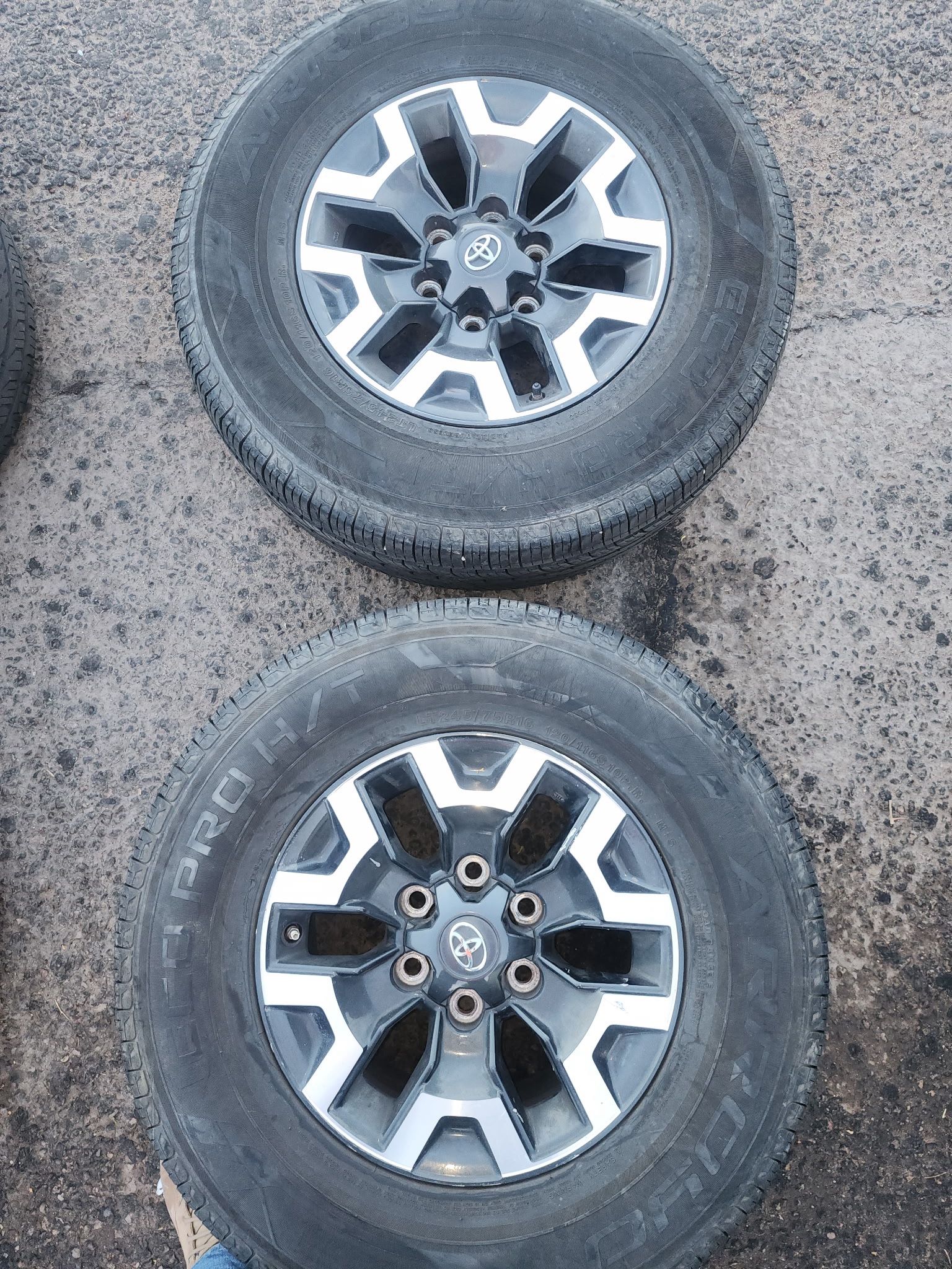 4 Rims for toyota tacoma come whit tires