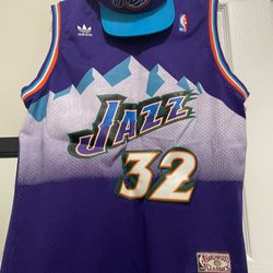 XL Men's Jersey And Snap Back 80$