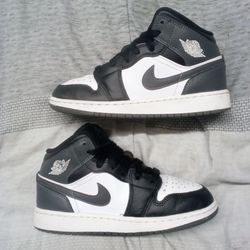 Nike Air Jordan 1 Mid Size 4Y / 5.5 Women