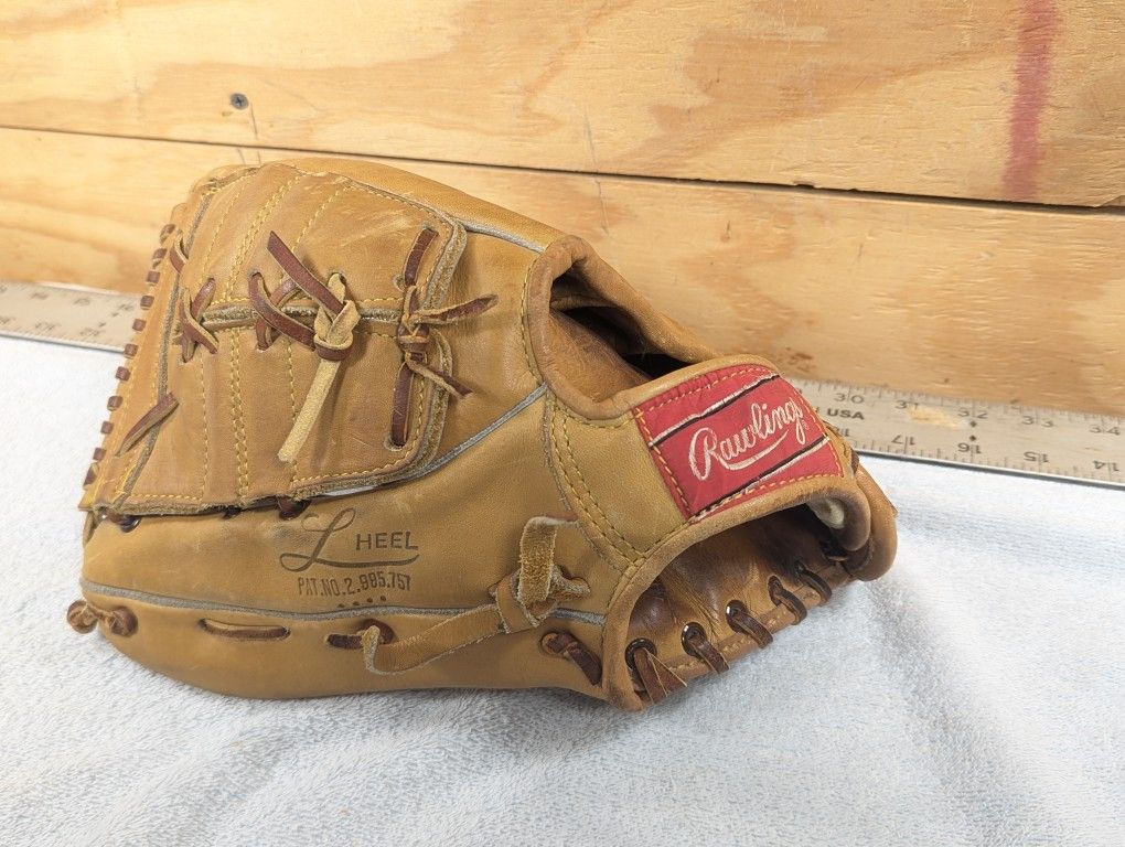 Vintage Bob Grich Rawlings Baseball Glove USA xpg26 Right throw LHT about 12" PERFECT CONDITION
Deep Well Pocket
Spiral Top
Speed Trap
MADE IN USA