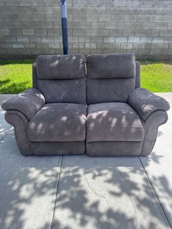 Reclining loveseat