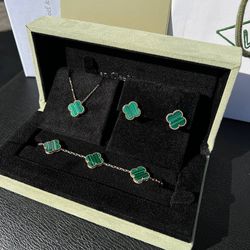 Van Cleef & Arpels Alhambra Collection 18k solid yellow gold box and papers malachite motifs