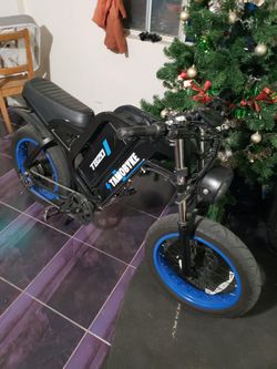 Helmet, keys. Charger, extra stuff. Electric Bike E-bike 35mph 120miles range. 00700 miles. Worth $1.5k but I want $700!. Trade for PS5 Pro