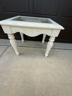 Team colored table (end table)