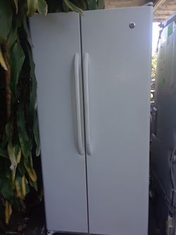 General Electric Refrigerator . 31 In Wide 67 Height Automatic Ice Maker