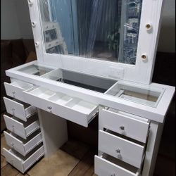 Vanity Desk With Mirror 