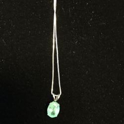 Beautiful white gold 14K pendant with green stone (emerald)