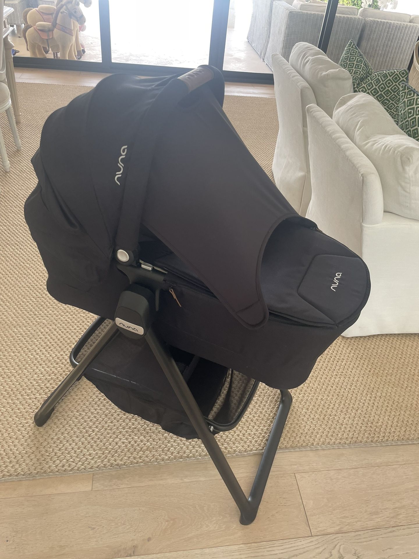 🖤 Like-New Nuna LYTL Bassinet + Stand – Never Used! 🖤