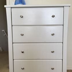 White Dresser , No cracked Or Chips 