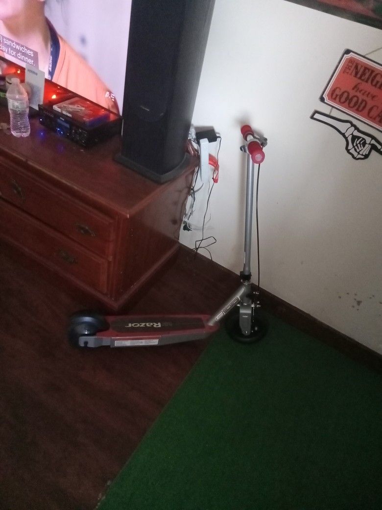 Black Label Razor E100 Electric Scooter