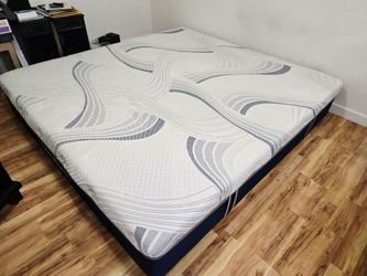 Like New - King Novaform ComfortGrande Mattress