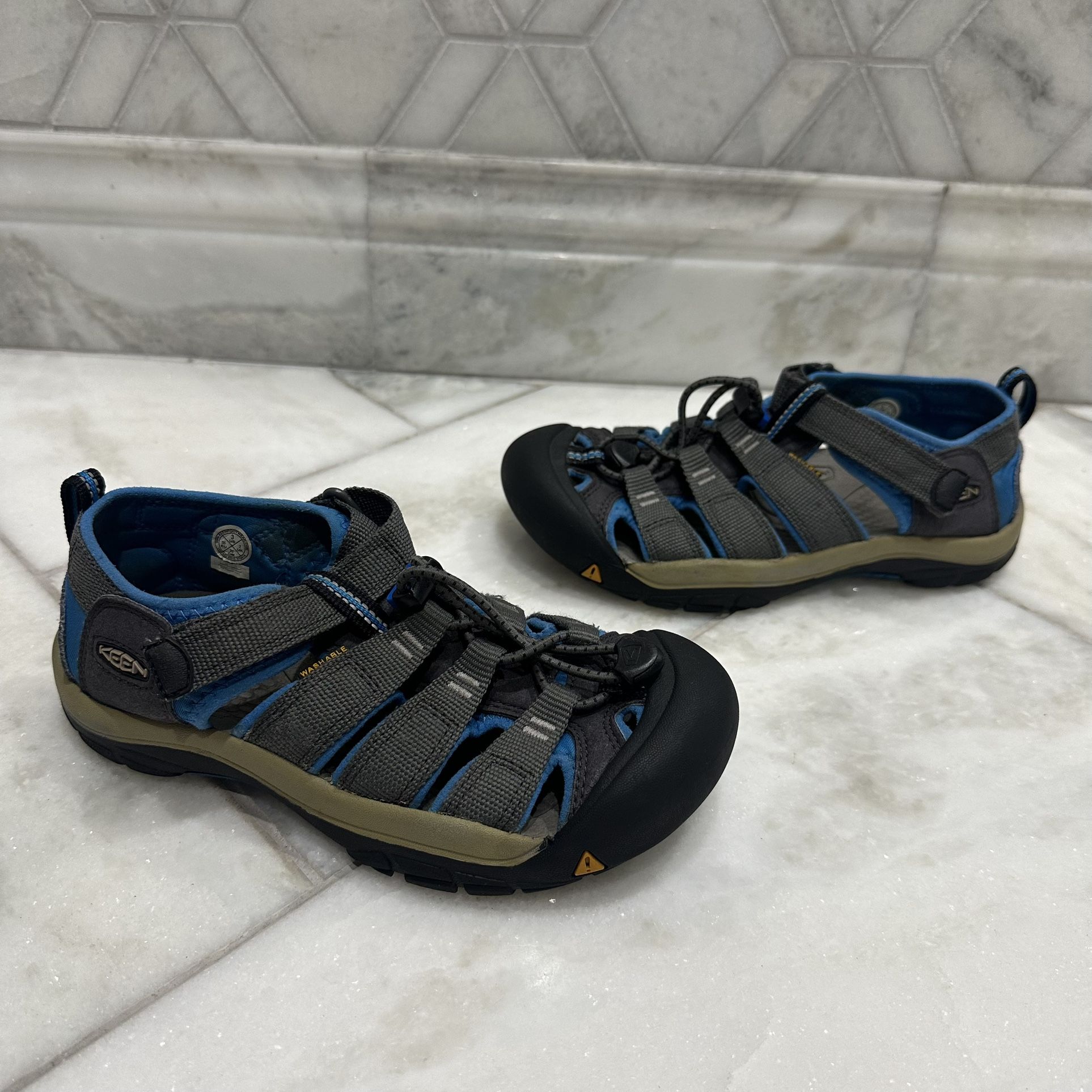 Size 3 Youth Boy Keen Newport H2 Closed Toe Sandals
