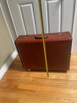 ❗️💥50% OFF 💥❗️Vintage Alligator  Suitcase 🌟 Good Working Condition 🌟w/All Directional Wheels