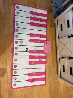 FAO SCHWARTZ play piano
