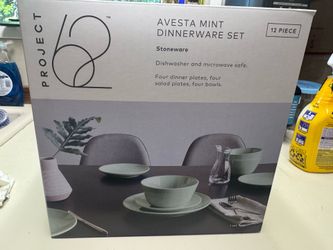 Dinnerware set