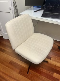 Wide Swivel Chair (ivory) 