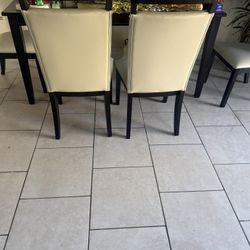 Dining table & 4 Chairs