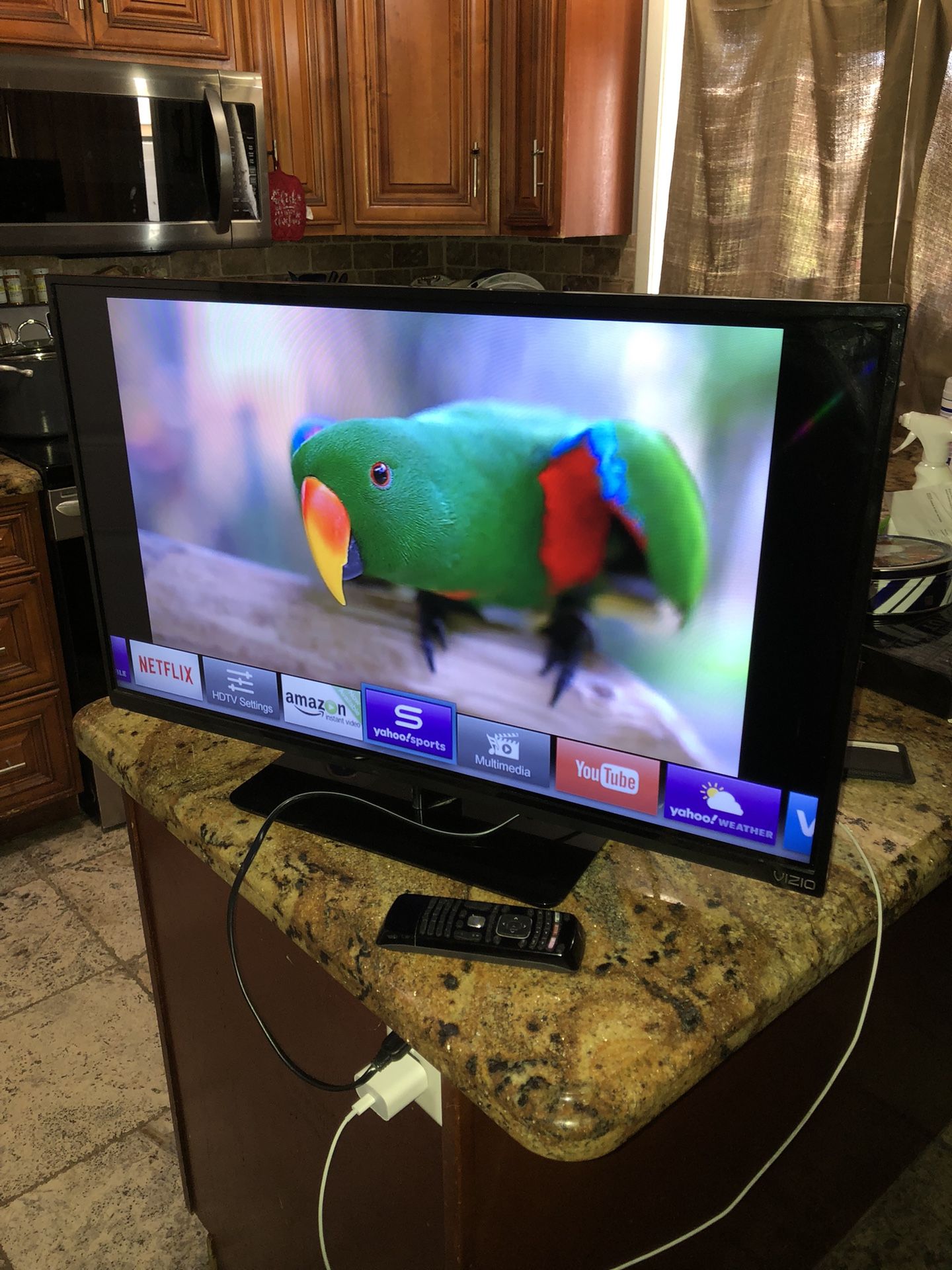 VIZIO 32inch 720p 60Hz Full-Array LED Smart HDTV