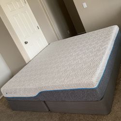 KING MEMORY FOAM MATTRESS AND FREE BOX SPRINGS 