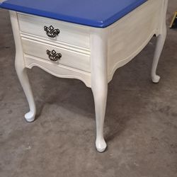 Gorgeous End Tables w Drawers