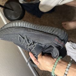 BKACK YEEZY 350 V2 BOOST
