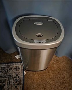 Automatic kitchen and bathroom trash cans